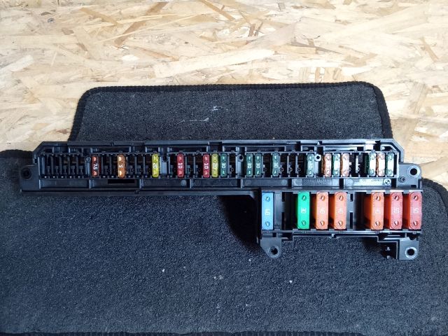 bontott BMW 5 E61 Biztosítéktábla Csomagtér