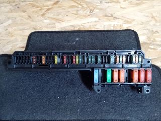 bontott BMW 5 E61 Biztosítéktábla Csomagtér