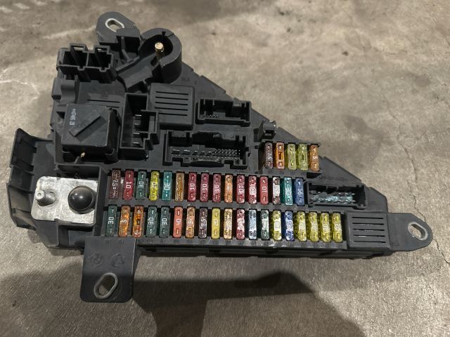 bontott BMW 5 E61 Biztosítéktábla Csomagtér