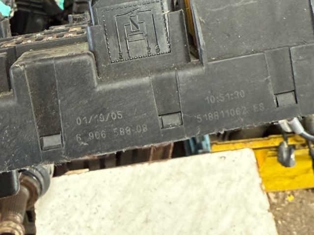 bontott BMW 5 E61 Biztosítéktábla Csomagtér