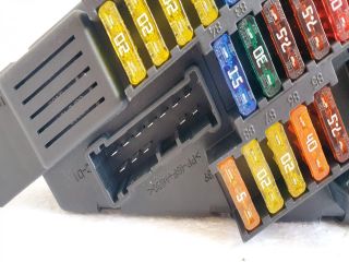 bontott BMW 5 E61 Biztosítéktábla Csomagtér