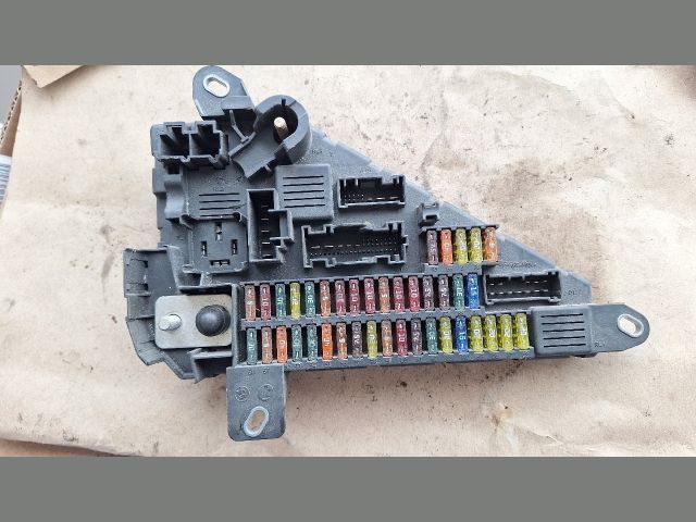 bontott BMW 5 E61 Biztosítéktábla Csomagtér