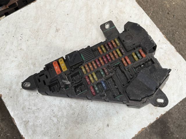 bontott BMW 5 E61 Biztosítéktábla Csomagtér