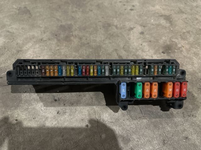 bontott BMW 5 E61 Biztosítéktábla Utastér