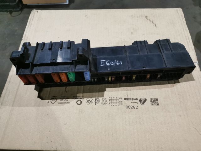 bontott BMW 5 E61 Biztosítéktábla Utastér