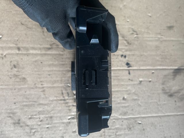 bontott BMW 5 E61 Első Hamutartó