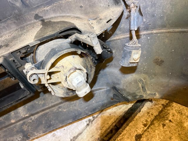 bontott BMW 5 E61 Első Lökhárító (Részeivel)