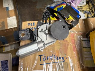 bontott BMW 5 E61 Hátsó Ablaktörlő Motor