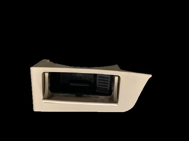 bontott BMW 5 E61 Hátsó Hamutartó