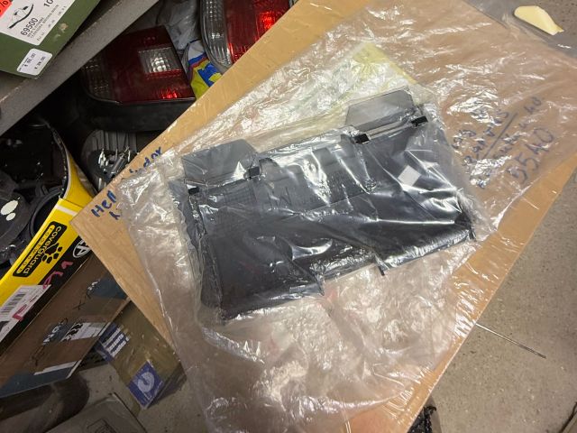 bontott BMW 5 E61 Hátsó Vonószem Burkolat