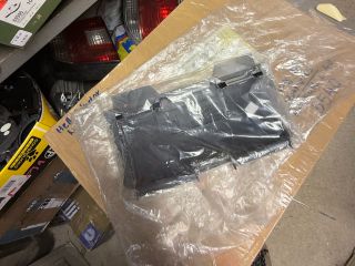 bontott BMW 5 E61 Hátsó Vonószem Burkolat