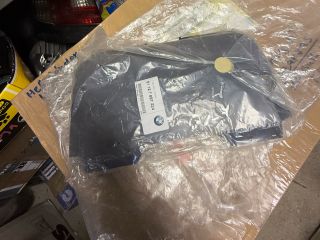 bontott BMW 5 E61 Hátsó Vonószem Burkolat