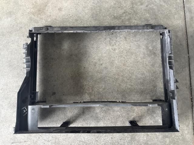 bontott BMW 5 E61 Vízhűtő Radiátor Tartó