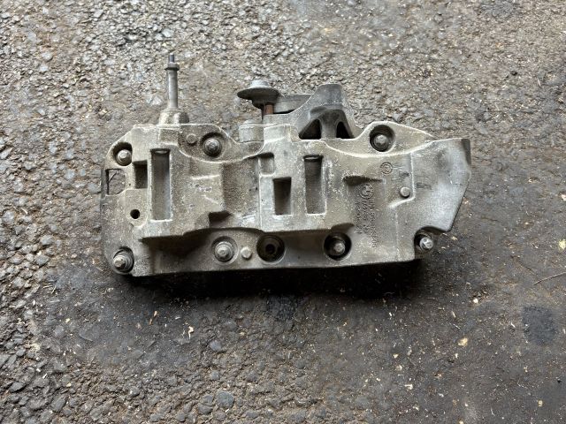 bontott BMW 5 F10 Generátor Tartó Bak