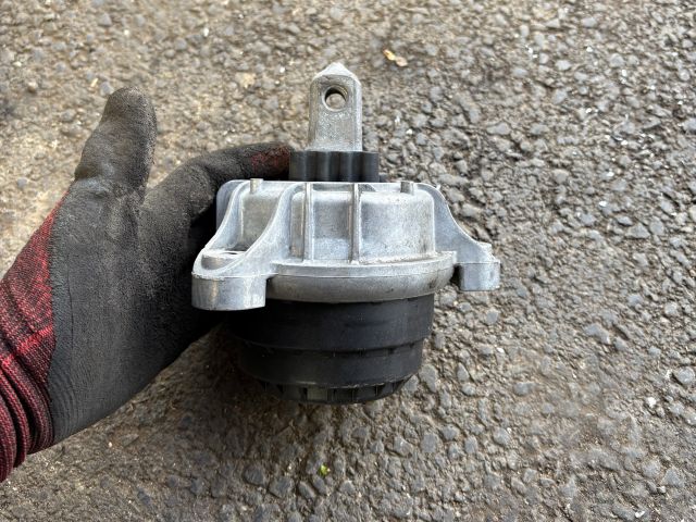 bontott BMW 5 F10 Motor Tartó Bak Jobb