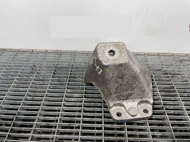 bontott BMW 5 F10 Motor Tartó Bak Jobb