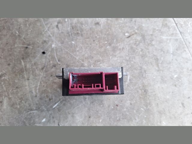 bontott BMW 5 F10 Üzemanyag Szivattyú Relé