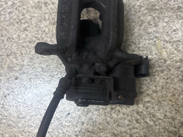 bontott BMW 5 F10 Bal hátsó Féknyereg Munkahengerrel