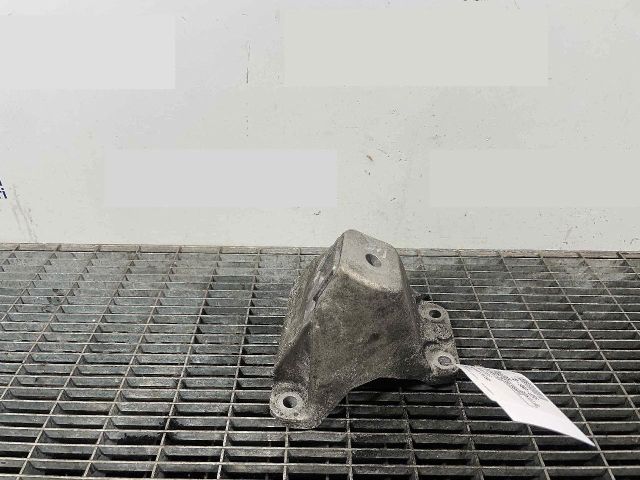 bontott BMW 5 F10 Motor Tartó Bak Jobb