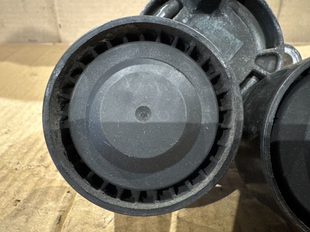 bontott BMW 5 F10 Szíjfeszítő Görgő