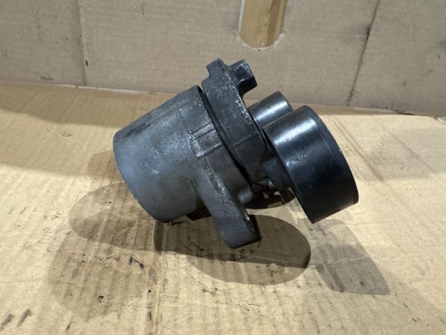 bontott BMW 5 F10 Szíjfeszítő Görgő