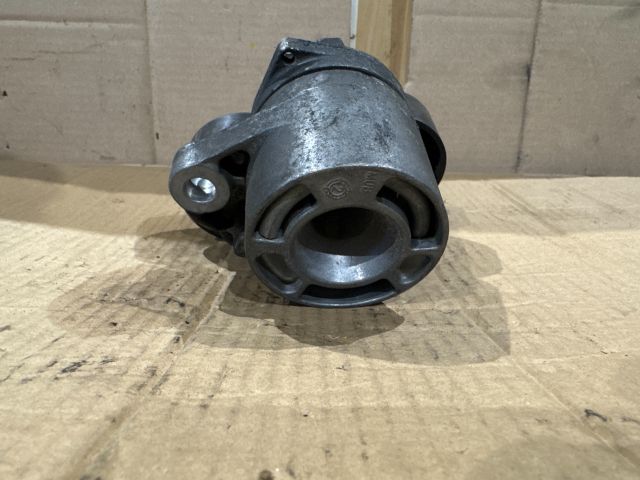 bontott BMW 5 F10 Szíjfeszítő Görgő