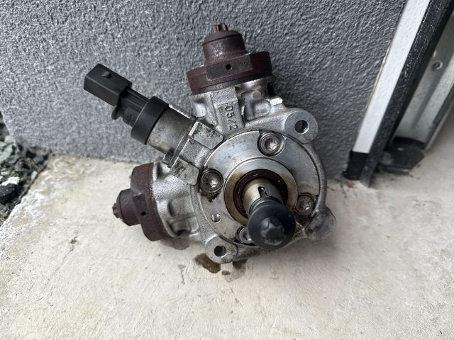 bontott BMW 5 F10 Üzemanyag Szivattyú