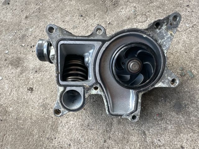 bontott BMW 5 F10 Vízpumpa