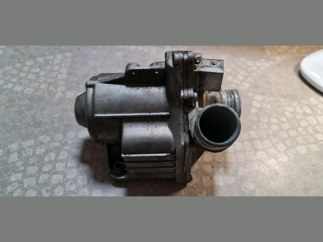 bontott BMW 5 F10 Vízpumpa