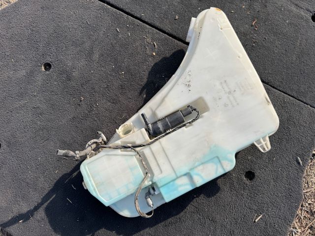 bontott BMW 5 F10 Ablakmosó Tartály