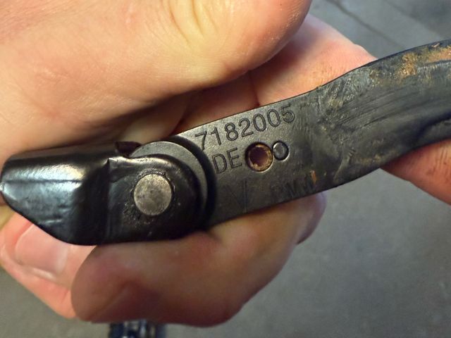 bontott BMW 5 F10 Bal első Ajtóhatároló