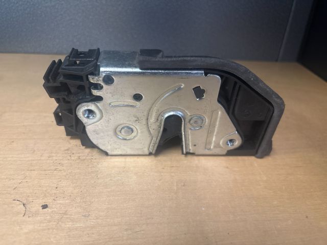 bontott BMW 5 F10 Bal első Ajtózár