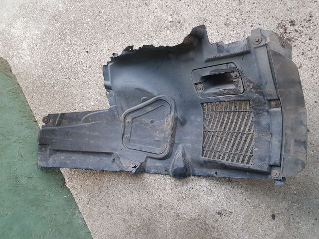 bontott BMW 5 F10 Bal első Első Dobbetét (Kerékjárati, Műanyag)