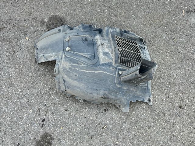 bontott BMW 5 F10 Bal első Első Dobbetét (Kerékjárati, Műanyag)