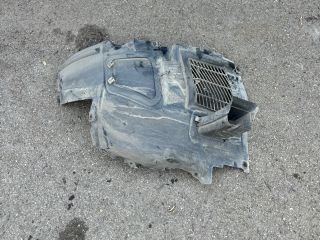 bontott BMW 5 F10 Bal első Első Dobbetét (Kerékjárati, Műanyag)