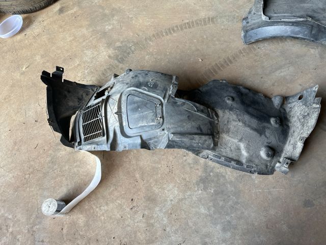 bontott BMW 5 F10 Bal első Első Dobbetét (Kerékjárati, Műanyag)