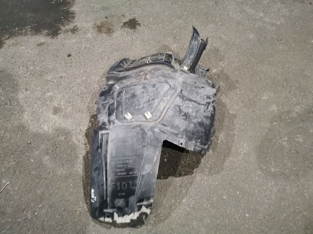 bontott BMW 5 F10 Bal első Első Dobbetét (Kerékjárati, Műanyag)