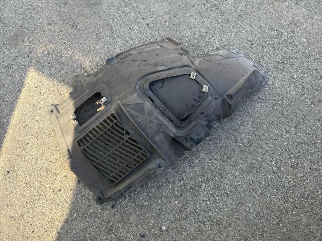 bontott BMW 5 F10 Bal első Első Dobbetét (Kerékjárati, Műanyag)