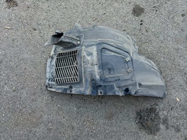 bontott BMW 5 F10 Bal első Első Dobbetét (Kerékjárati, Műanyag)