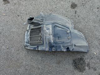 bontott BMW 5 F10 Bal első Első Dobbetét (Kerékjárati, Műanyag)