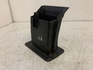 bontott BMW 5 F10 Bal első Első Dobbetét (Kerékjárati, Műanyag)