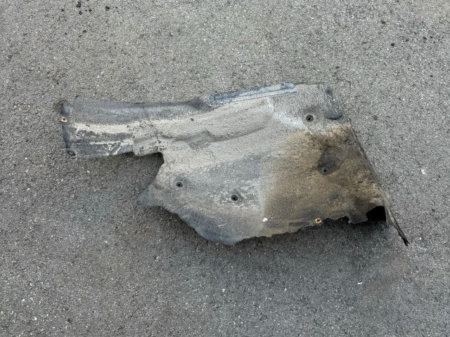 bontott BMW 5 F10 Bal első Hátsó Dobbetét (Kerékjárati, Műanyag)