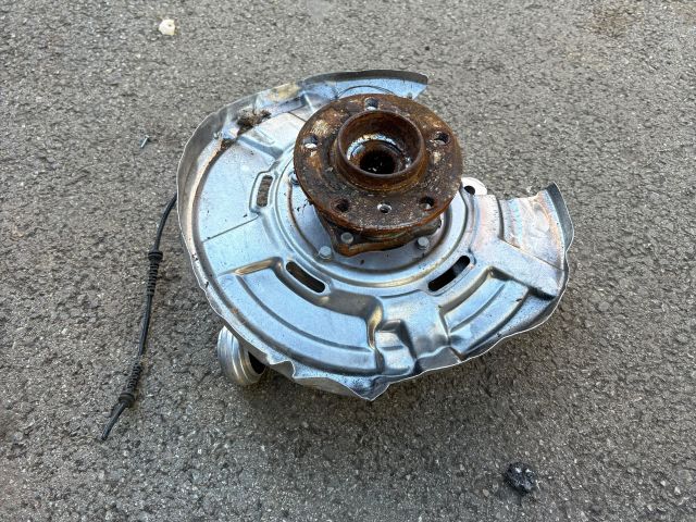 bontott BMW 5 F10 Bal hátsó Csonkállvány Kerékaggyal