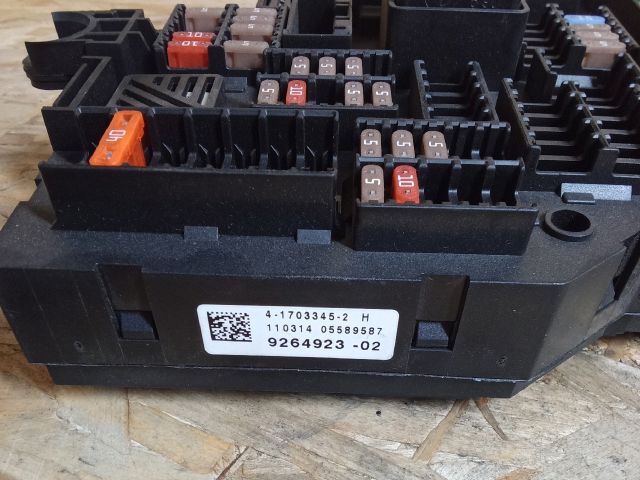 bontott BMW 5 F10 Biztosítéktábla Csomagtér