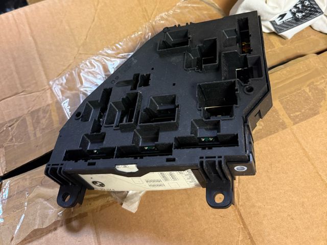 bontott BMW 5 F10 Biztosítéktábla Csomagtér