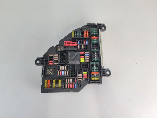 bontott BMW 5 F10 Biztosítéktábla Csomagtér