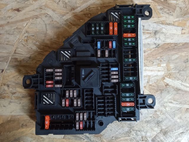 bontott BMW 5 F10 Biztosítéktábla Csomagtér