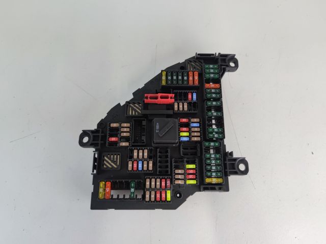 bontott BMW 5 F10 Biztosítéktábla Csomagtér