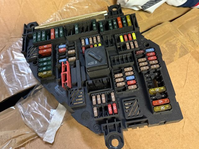 bontott BMW 5 F10 Biztosítéktábla Csomagtér