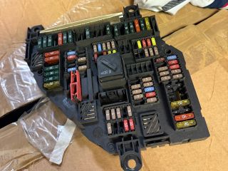 bontott BMW 5 F10 Biztosítéktábla Csomagtér